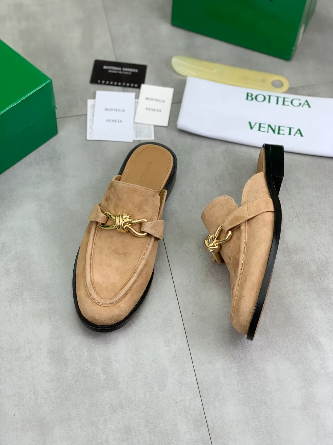 Men's shoes 💰P800 [New model] (genuine leather outsole) water-dyed cow lining 💰High-quality business couple half-slip leather shoes 💎💎💎 BOTTEGA VENETA official website synchronizes the latest top version of BV in the market, accepts material comparison, shoe type comparison, process comparison, practical and textured, versatile and suitable for any occasion, the more you look at it, the more flavorful it becomes. Purely hand-knitted craftsmanship - Upper material, calfskin imported from Italy 🇮🇹 - High-quality water-dyed cowhide lining - Original private model customized leather outsole -Size: Female 35-39 (40 ordered) Male 39-44 (38 45 can be customized) Color: Multiple colors available